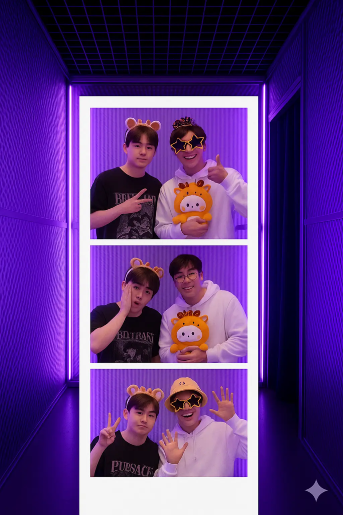 Strip photo d'une cabine de photobooth coréen KONEO “Cabine Métal Néon” : un photobooth futuriste aux parois métalliques et lumières violettes, parfait pour des photos stylées façon photomaton coréen.