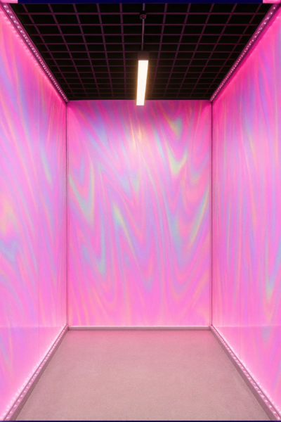La cabine de photobooth coréen Irisée de KONEO offre un univers onirique et lumineux, baigné de reflets holographiques aux tons roses, bleus et mauves. Un décor parfait pour des shootings artistiques, des portraits mode ou des photos esthétiques au rendu vaporeux et rêveur. Sa lumière diffuse et ses parois miroitantes créent un jeu visuel unique, idéal pour les amateurs de nuances et de reflets.