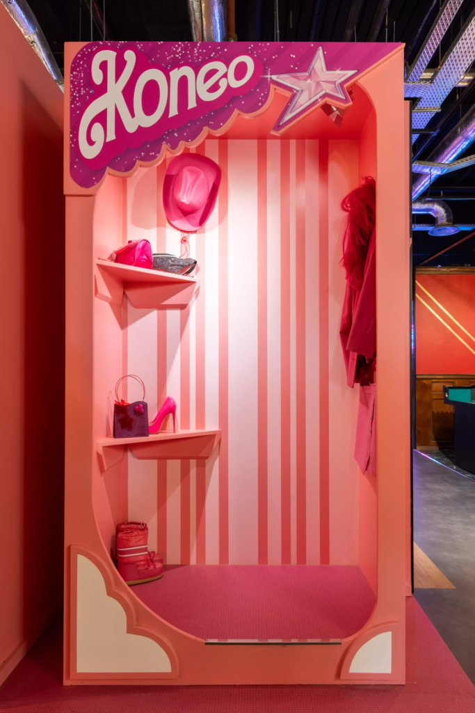 Décor photo rose inspiré de l’univers de la mode et du glamour, avec accessoires colorés, dressing stylisé et esthétique pop idéale pour portraits et selfies.