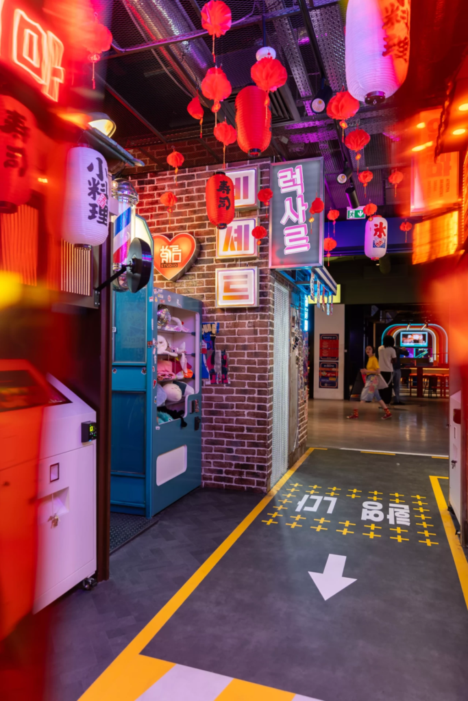 Décor de rue asiatique contemporaine avec lanternes suspendues, enseignes en coréen, éclairages néon et ambiance cyberpunk inspirée de la Corée du Sud.