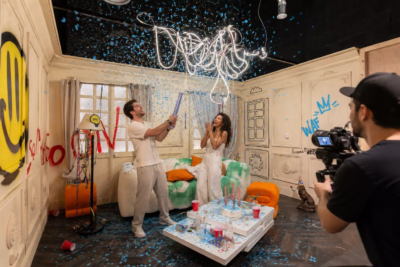 Couple célébrant une gender reveal dans un décor immersif chez KONEO Studio à Paris.