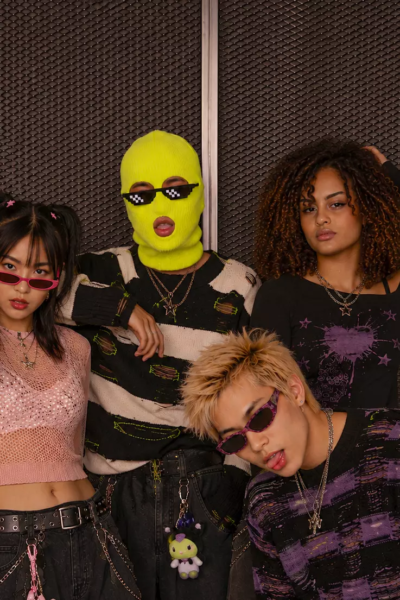 Groupe d’amis dans le photobooth Metal de KONEO Studio à Paris avec accessoires et style streetwear.
