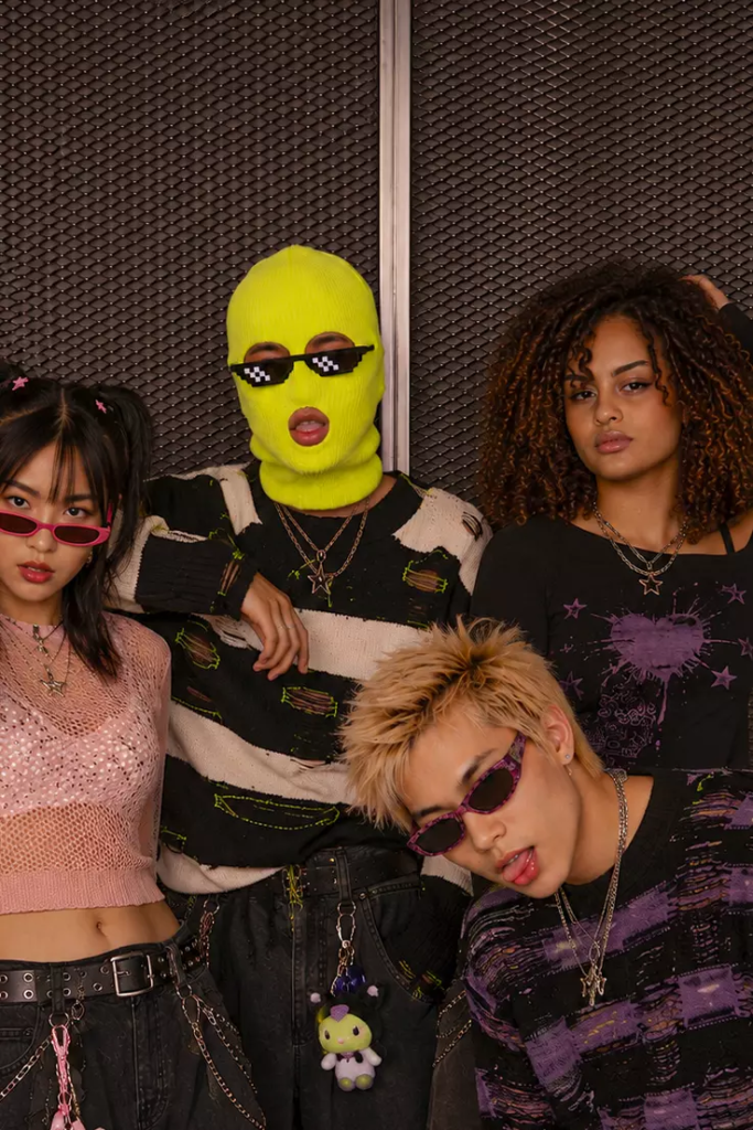 Groupe d’amis dans le photobooth Metal de KONEO Studio à Paris avec accessoires et style streetwear.