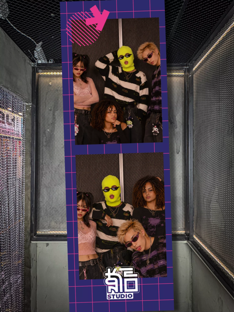 Photo strip KONEO Studio avec groupe d’amis en photobooth coréen métal et accessoires K-pop à Paris.