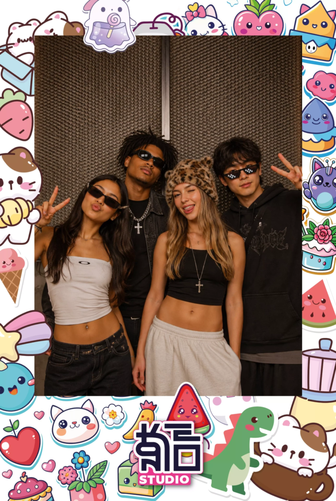 Photo souvenir en photobooth coréen KONEO Studio avec cadre kawaii et groupe d’amis posant dans le décor Métal.