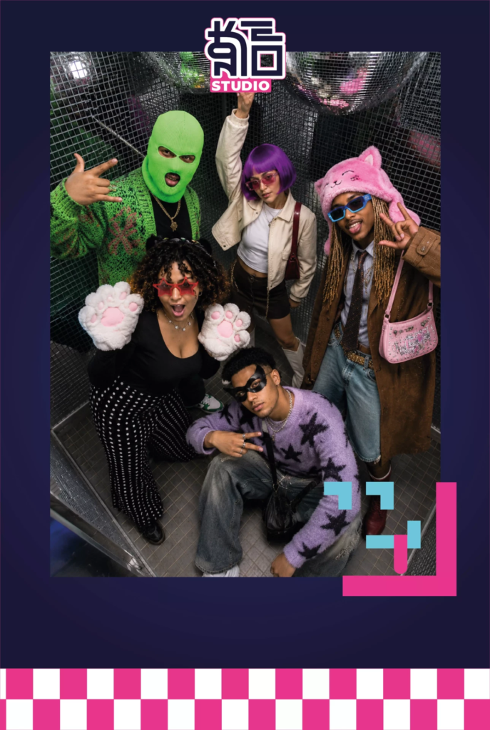 Jeunes adultes posant dans le photobooth Disco à boules à facettes de KONEO Studio.