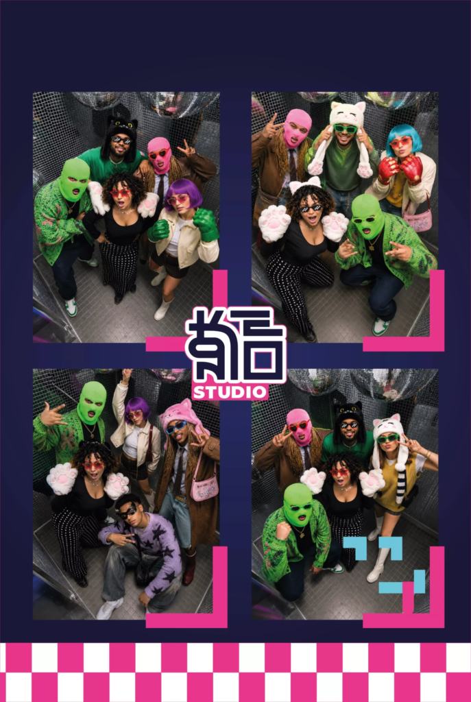 Jeunes adultes posant dans le photobooth Disco à boules à facettes de KONEO Studio.