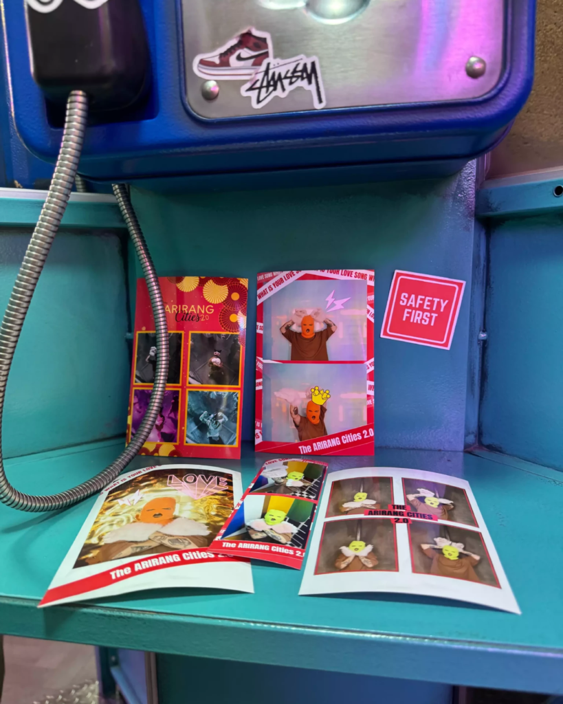 Texte alternatif : Plusieurs tirages photo personnalisés sont disposés sur une étagère turquoise sous un téléphone rétro. Les photos, présentées dans différents formats et mises en page colorées, montrent des visiteurs posant avec des accessoires amusants. L’ensemble évoque une expérience de photomaton créative et personnalisable, dans une ambiance pop aux inspirations coréennes.